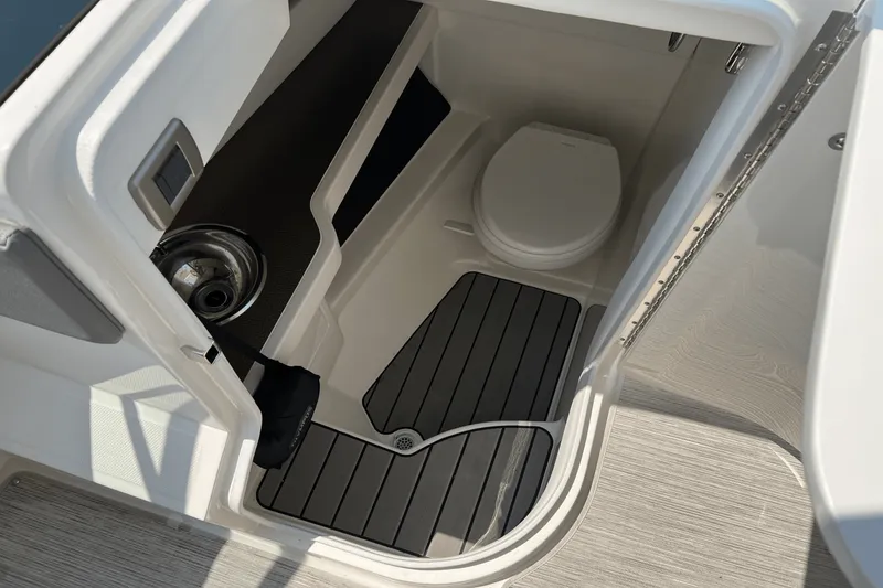 Slide: The Image of Sea Ray 310 SLX 2023 - 47