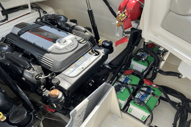 Slide: The Image of Sea Ray 310 SLX 2023 - 52