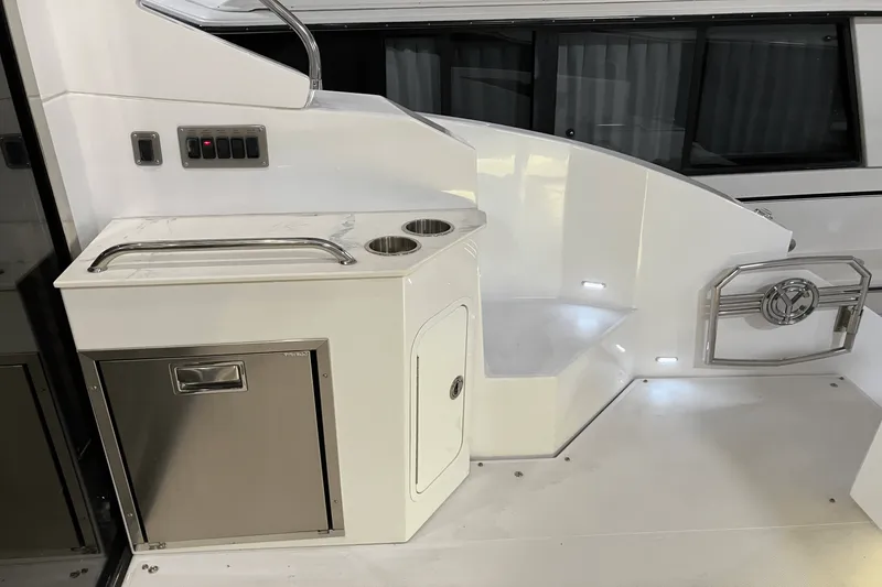 Slide: The Image of Cruisers Yachts 46 CANTIUS 2022 - 12