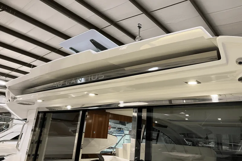 Slide: The Image of Cruisers Yachts 46 CANTIUS 2022 - 17