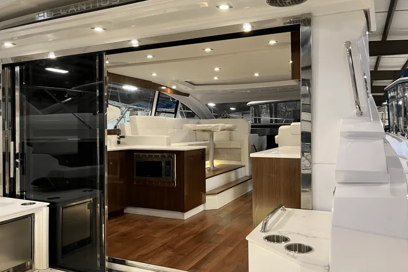 Slide: The Image of Cruisers Yachts 46 CANTIUS 2022 - 22