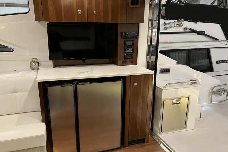 Slide: The Image of Cruisers Yachts 46 CANTIUS 2022 - 27