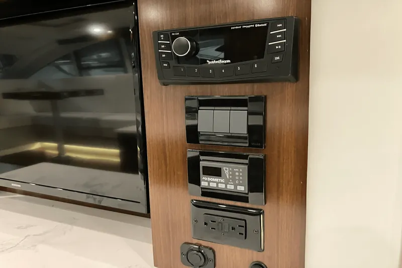 Slide: The Image of Cruisers Yachts 46 CANTIUS 2022 - 30