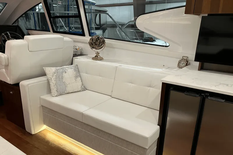 Slide: The Image of Cruisers Yachts 46 CANTIUS 2022 - 31