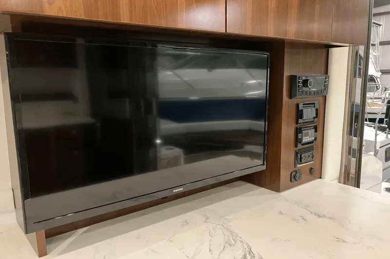 Slide: The Image of Cruisers Yachts 46 CANTIUS 2022 - 32