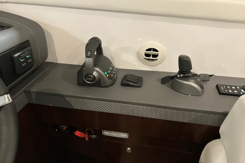 Slide: The Image of Cruisers Yachts 46 CANTIUS 2022 - 38