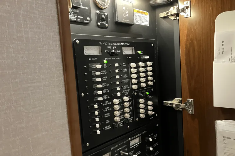 Slide: The Image of Cruisers Yachts 46 CANTIUS 2022 - 46