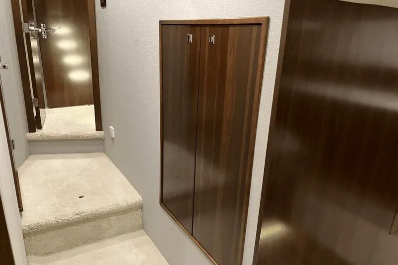 Slide: The Image of Cruisers Yachts 46 CANTIUS 2022 - 60