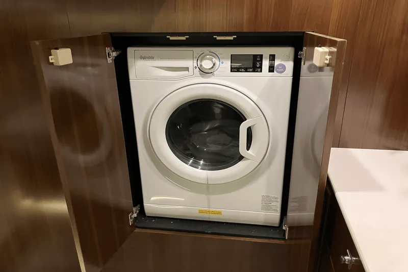 Slide: The Image of Cruisers Yachts 46 CANTIUS 2022 - 61