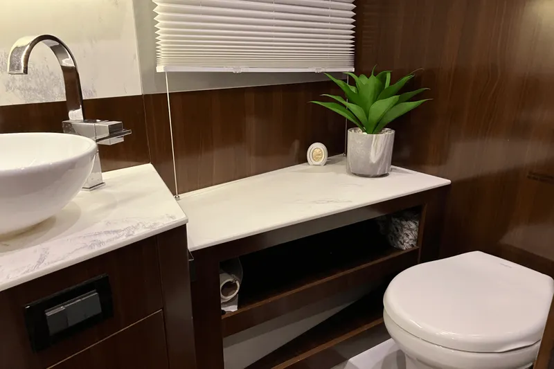 Slide: The Image of Cruisers Yachts 46 CANTIUS 2022 - 64