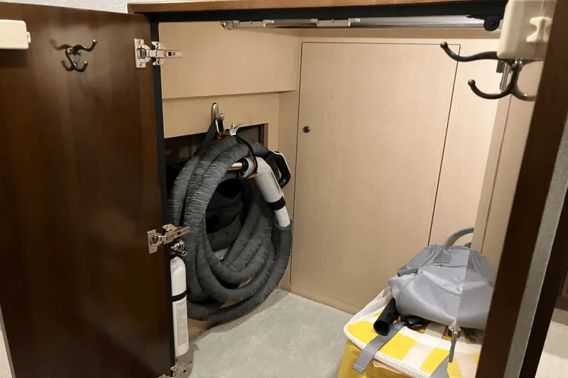 Slide: The Image of Cruisers Yachts 46 CANTIUS 2022 - 65