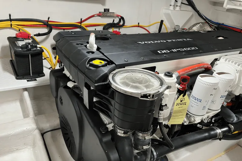 Slide: The Image of Cruisers Yachts 46 CANTIUS 2022 - 72