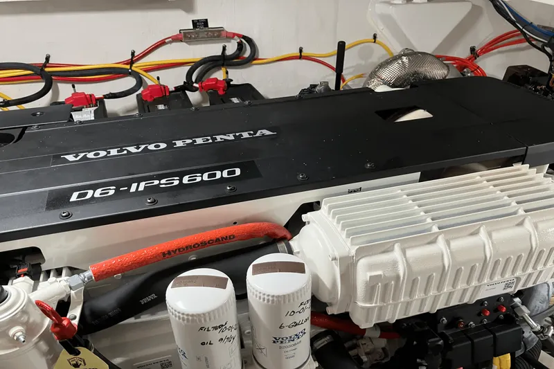 Slide: The Image of Cruisers Yachts 46 CANTIUS 2022 - 73