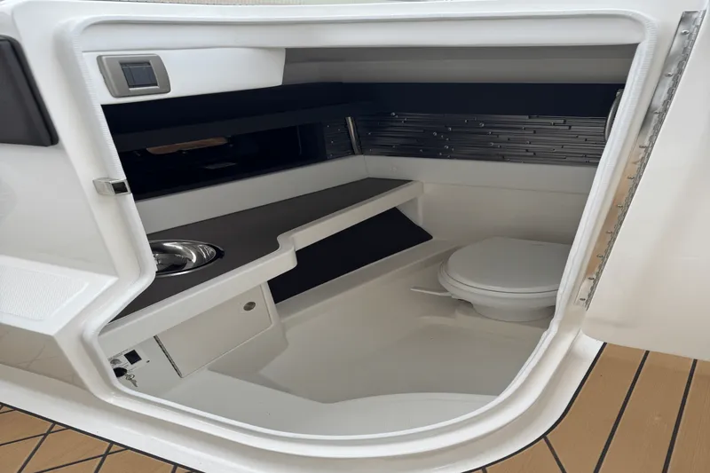 Slide: The Image of Sea Ray SLX 310 2025 - 12