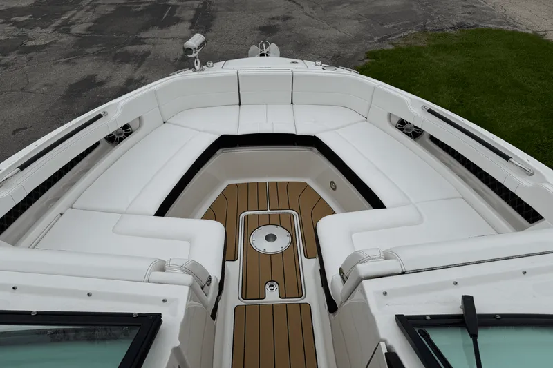 Slide: The Image of Sea Ray SLX 310 2025 - 2