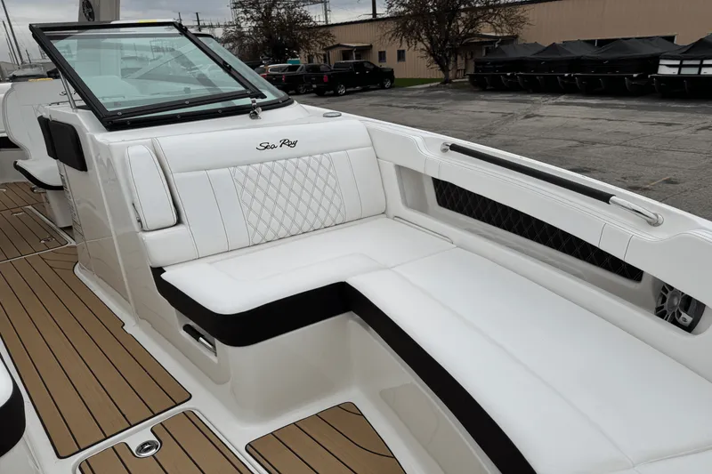 Slide: The Image of Sea Ray SLX 310 2025 - 3
