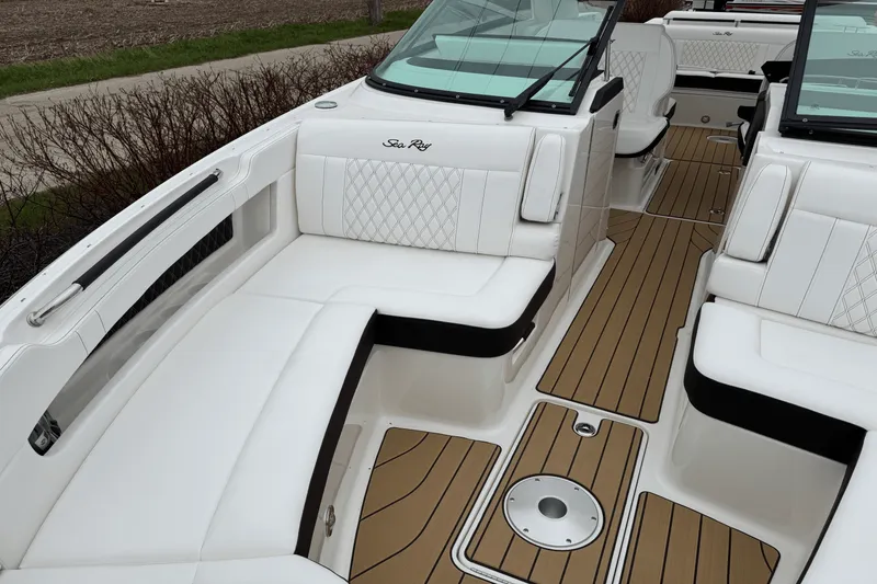 Slide: The Image of Sea Ray SLX 310 2025 - 6