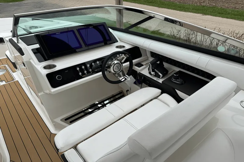 Slide: The Image of Sea Ray SLX 310 2025 - 7