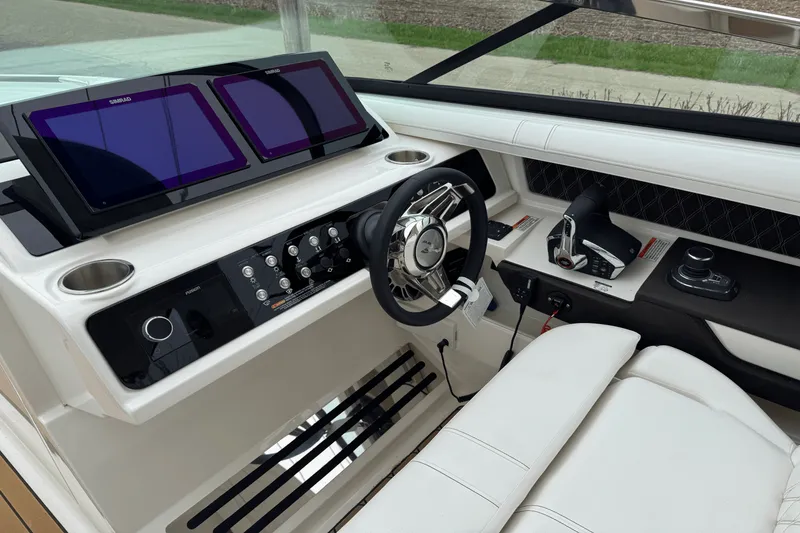 Slide: The Image of Sea Ray SLX 310 2025 - 8