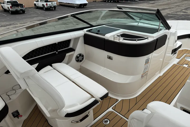 Slide: The Image of Sea Ray SLX 310 2025 - 9