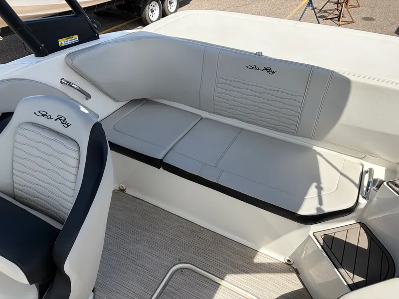 Slide: The Image of Sea Ray 190 SPX 2022 - 10