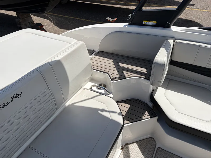 Slide: The Image of Sea Ray 190 SPX 2022 - 11