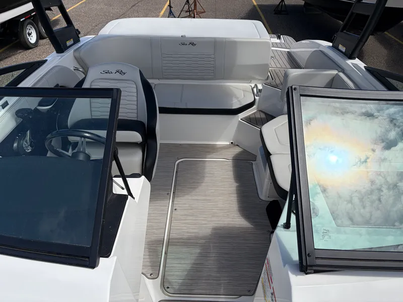 Slide: The Image of Sea Ray 190 SPX 2022 - 17