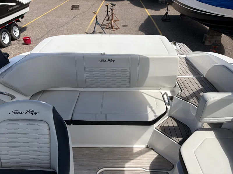 Slide: The Image of Sea Ray 190 SPX 2022 - 18