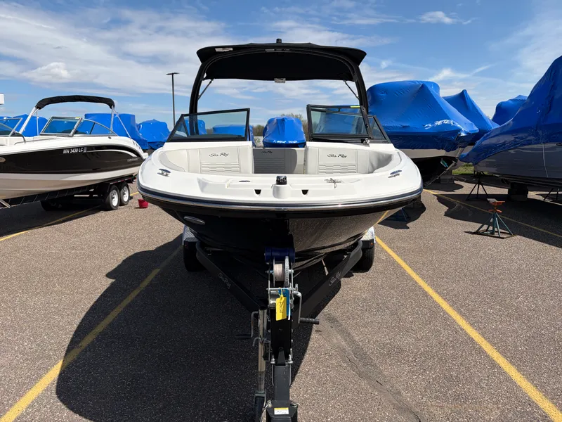 Slide: The Image of Sea Ray 190 SPX 2022 - 2