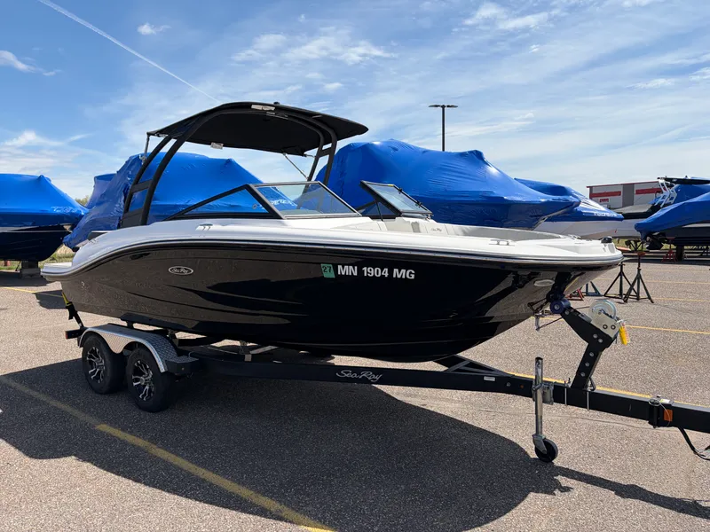 Slide: The Image of Sea Ray 190 SPX 2022 - 3
