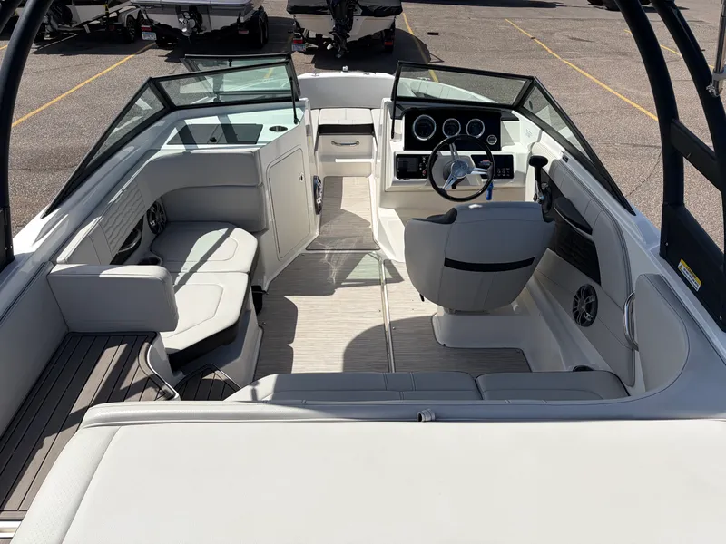 Slide: The Image of Sea Ray 190 SPX 2022 - 8