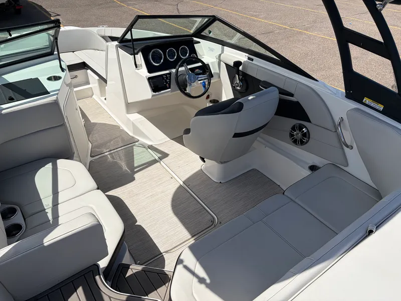 Slide: The Image of Sea Ray 190 SPX 2022 - 9