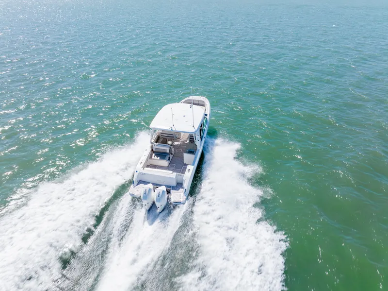 Slide: The Image of Boston Whaler 320 VANTAGE 2020 - 13