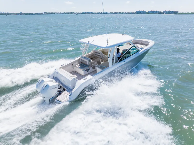 Slide: The Image of Boston Whaler 320 VANTAGE 2020 - 15