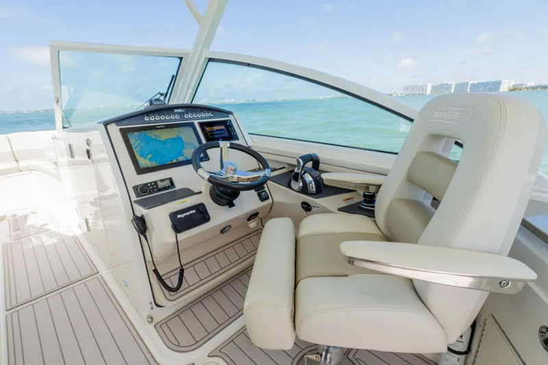 Slide: The Image of Boston Whaler 320 VANTAGE 2020 - 21
