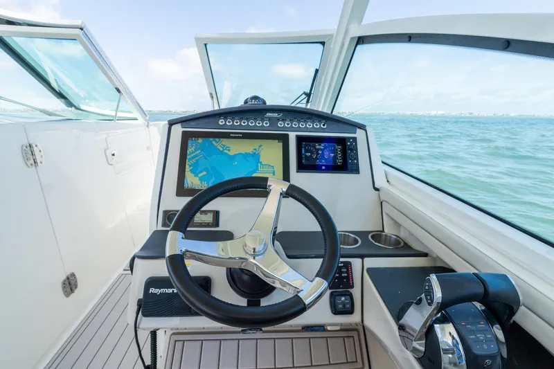Slide: The Image of Boston Whaler 320 VANTAGE 2020 - 22
