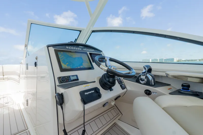 Slide: The Image of Boston Whaler 320 VANTAGE 2020 - 23