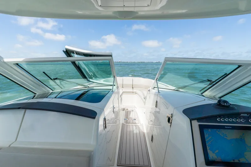 Slide: The Image of Boston Whaler 320 VANTAGE 2020 - 24