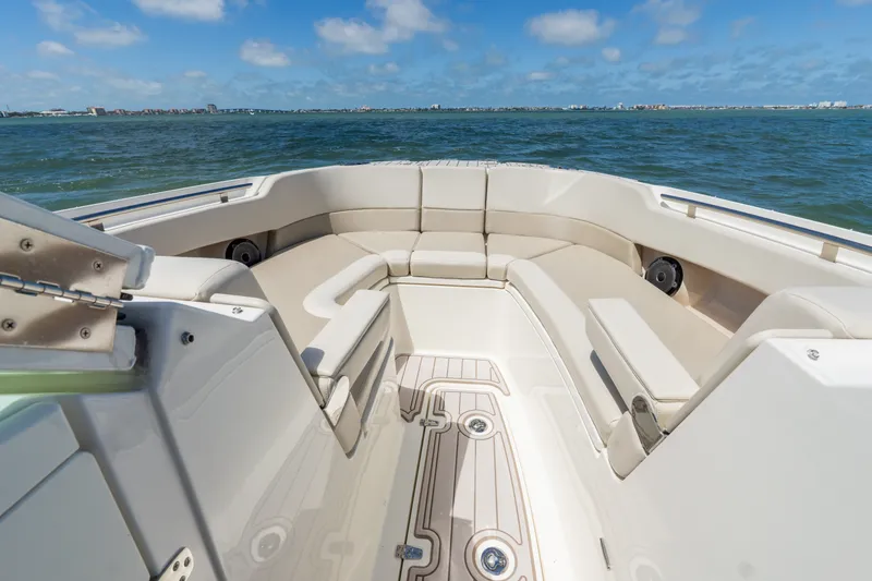 Slide: The Image of Boston Whaler 320 VANTAGE 2020 - 25