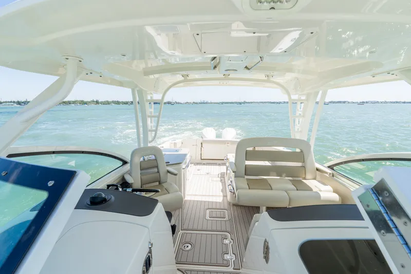 Slide: The Image of Boston Whaler 320 VANTAGE 2020 - 26