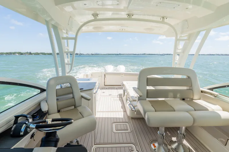 Slide: The Image of Boston Whaler 320 VANTAGE 2020 - 27
