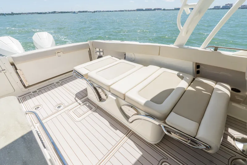 Slide: The Image of Boston Whaler 320 VANTAGE 2020 - 28