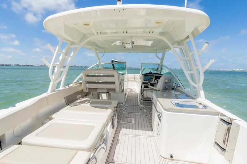 Slide: The Image of Boston Whaler 320 VANTAGE 2020 - 30