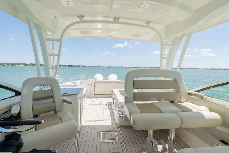 Slide: The Image of Boston Whaler 320 VANTAGE 2020 - 31