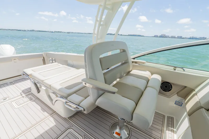 Slide: The Image of Boston Whaler 320 VANTAGE 2020 - 32