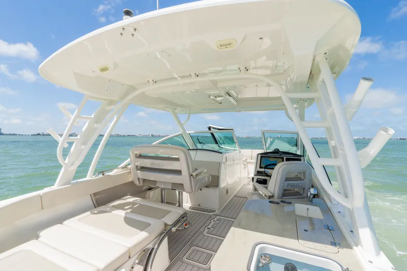 Slide: The Image of Boston Whaler 320 VANTAGE 2020 - 33