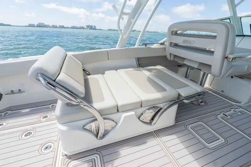 Slide: The Image of Boston Whaler 320 VANTAGE 2020 - 34