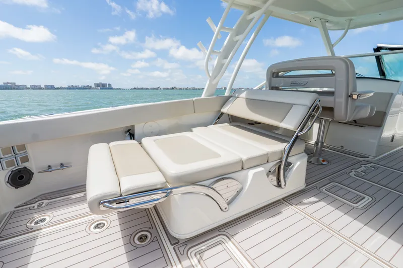 Slide: The Image of Boston Whaler 320 VANTAGE 2020 - 35