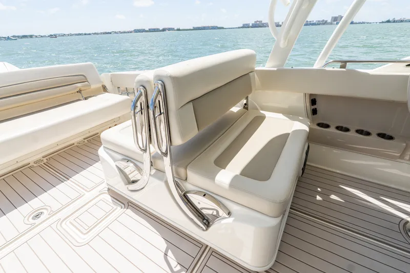 Slide: The Image of Boston Whaler 320 VANTAGE 2020 - 36