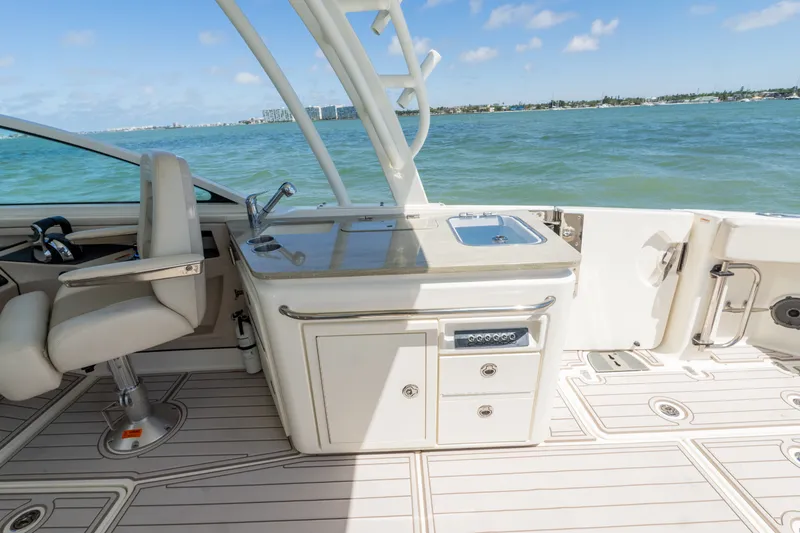 Slide: The Image of Boston Whaler 320 VANTAGE 2020 - 37